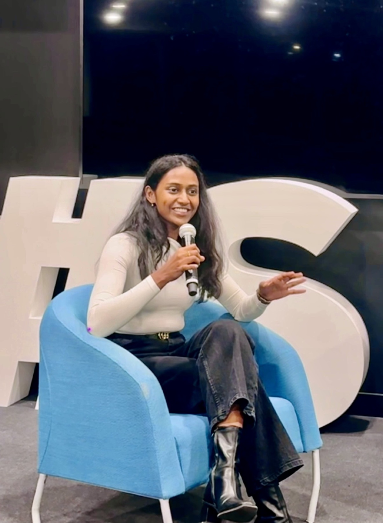 Vaishu Vision founder Vaishu speaking on stage — Digital Wealth Academy mentor and online business educator